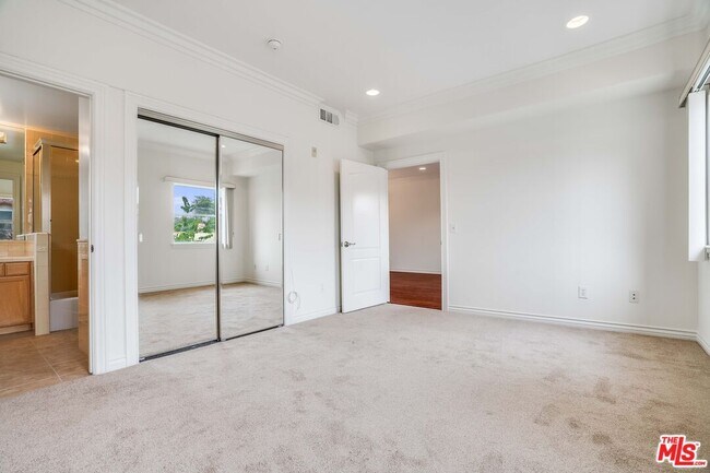 Building Photo - 3328 Oakhurst Ave