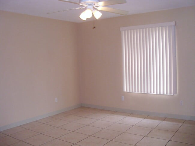 Building Photo - PRICE REDUCED! WELL MAINTAINED FLORIDA SHORES 2BR 1BA DUPLEX FOR RENT