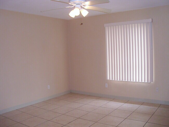 Building Photo - VERY WELL MAINTAINED FLORIDA SHORES 2BR 1BA DUPLEX FOR RENT