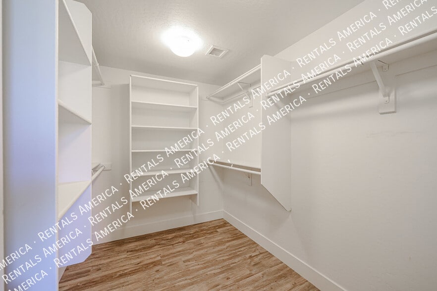 Building Photo - 2355 N Travis Cir