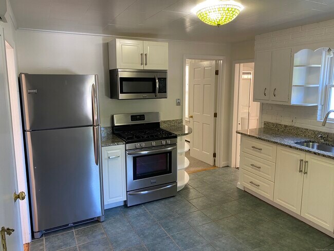 Primary Photo - 81 Soundview Ave