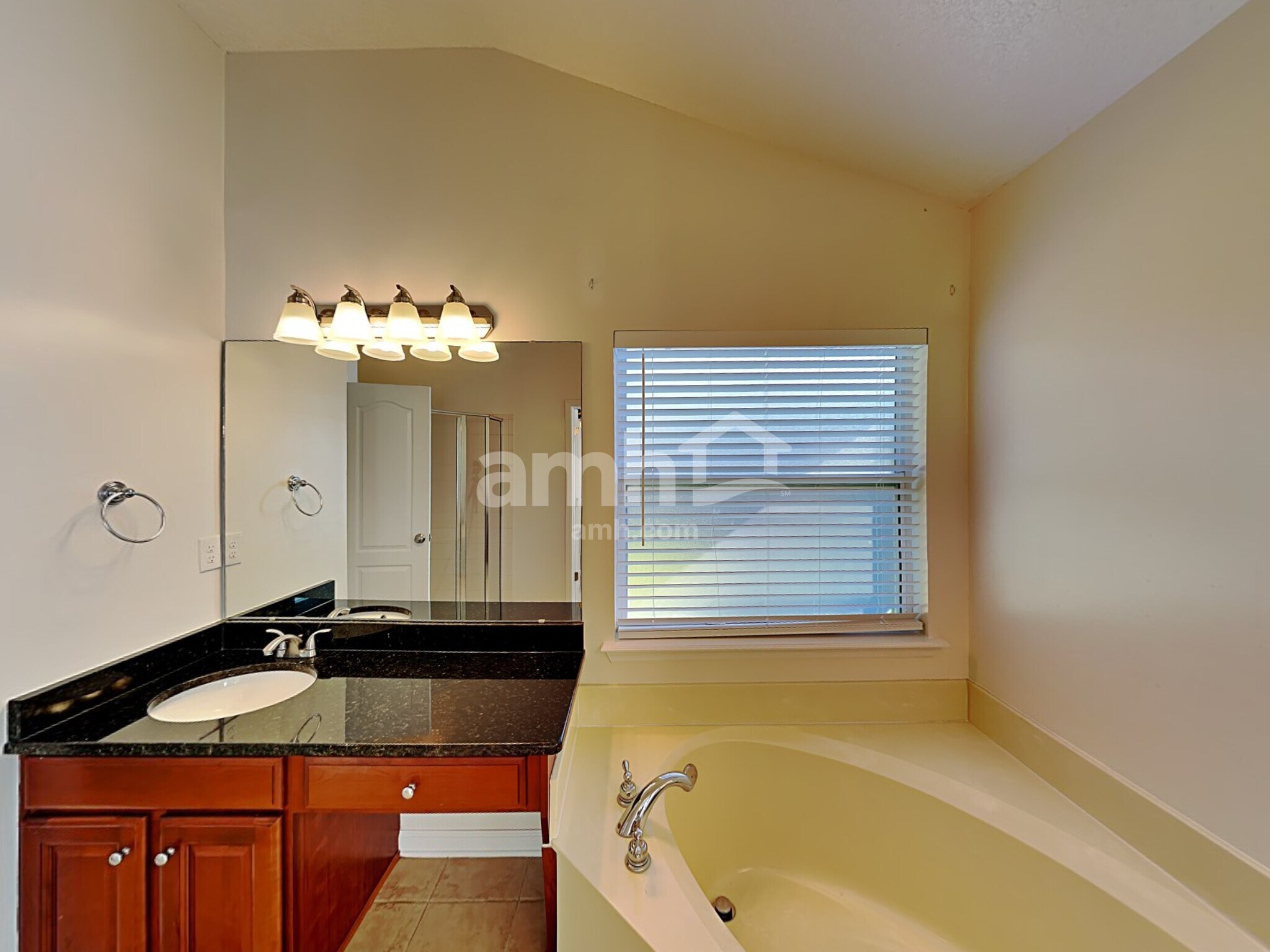 Building Photo - 304 W Silverthorn Ln