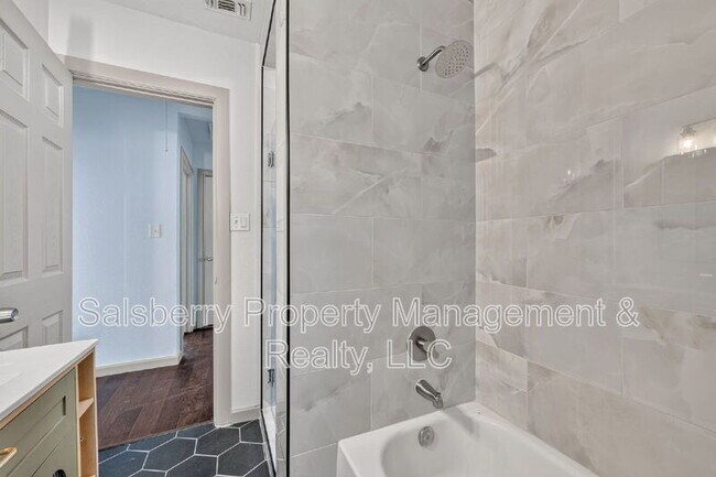 Building Photo - 3824 Collinwood Ave