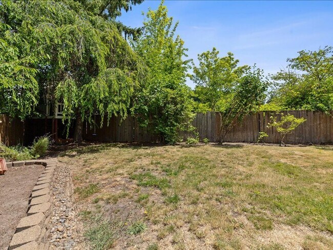 Building Photo - FOR RENT: MRS. CLEAN LIVED HERE! LOVELY HILLSBORO HOME AVAILABLE NOW! 4 BED, 2.5 BATH, 2 CAR GAR,...