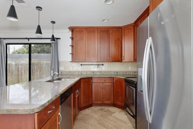 Building Photo - Lovely 3/2.5 Spacious Home with a Large Backyard in an Unbeatable Location near Downtown Orlando!