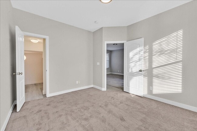 Building Photo - Great 4 bedroom home with a spacious kitchen in a great location!