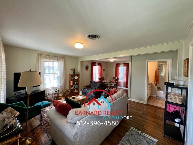 Building Photo - 1007 N LBJ Dr