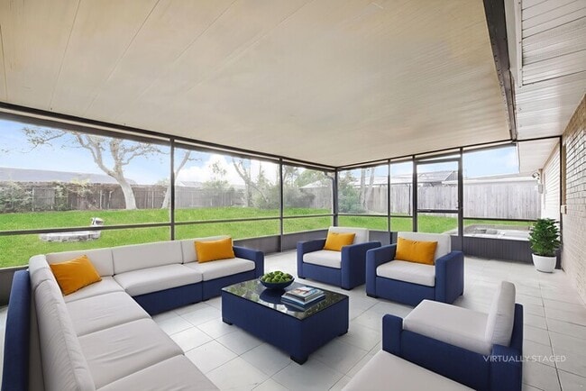 Building Photo - 1025 Ireland Dr