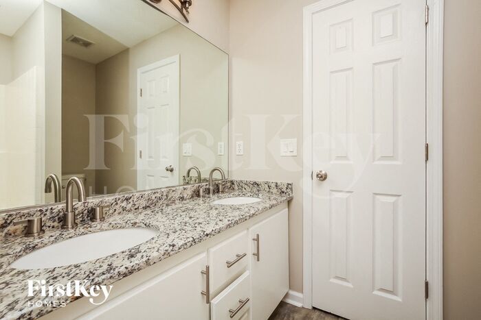 Building Photo - 105 SADDLESTONE Ct S