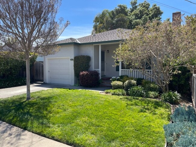 Primary Photo - 3BD 1 BA Home in San Carlos with large bac...