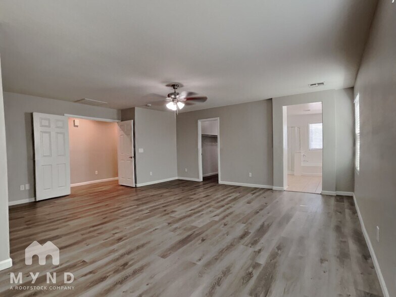 Building Photo - 4079 E Devon Dr