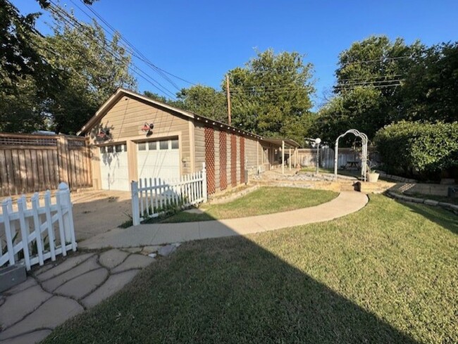 Building Photo - Charming 2 Bedroom, 1 Bath Home Located in...