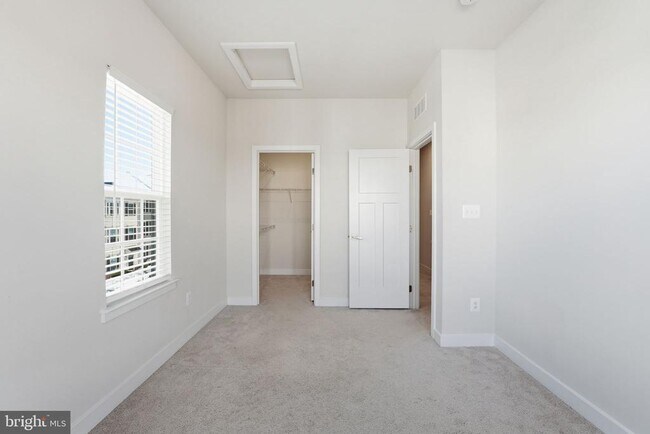 Building Photo - 42538 Tiber Falls Sq