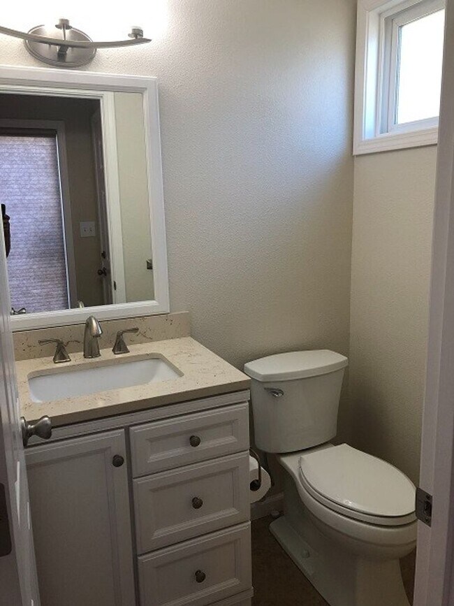 Building Photo - Remodeled Townhome in the Irvington neighborhood of Fremont - Beautiful from head to toe!