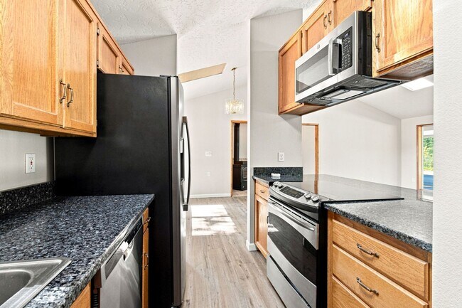 Building Photo - 39601 Santiam Bluffs Rd NE