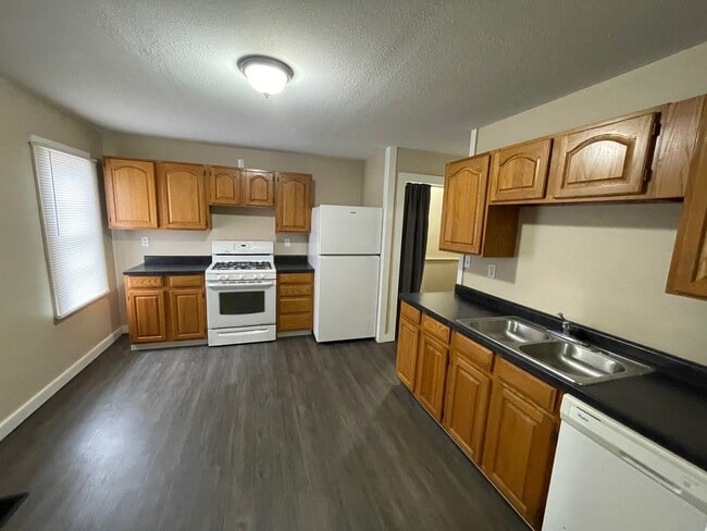 Building Photo - 427 W 10th St