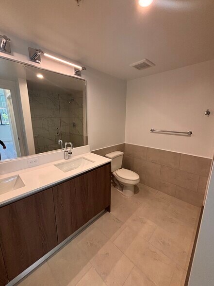 Building Photo - 1541 Van Buren St