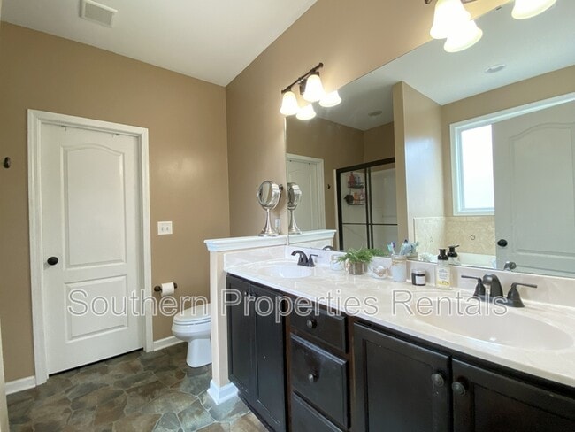 Building Photo - 463 Juno Dr