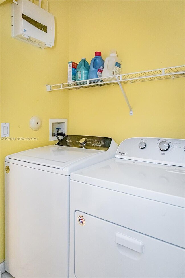 Building Photo - 1651 Hawthorne Pl