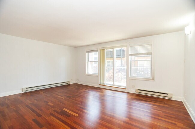 Building Photo - 2622 W Catalpa Ave