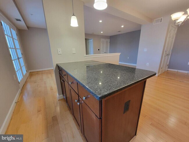 Building Photo - 4151 S Four Mile Run Dr