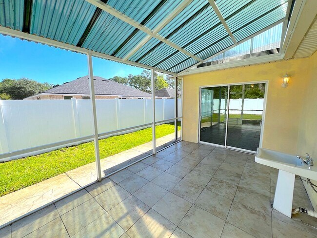Building Photo - Huge 4 Bed 3 Bath 2 Car Townhome w FENCED YARD  for Rent!