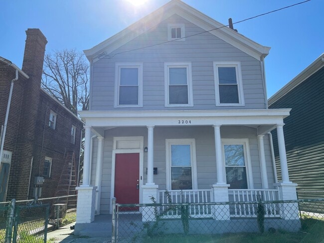 Building Photo - Newly and completely renovated 4 bedroom, ...