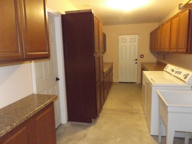 Building Photo - 3 Bedroom - 2 Bath Pool Home