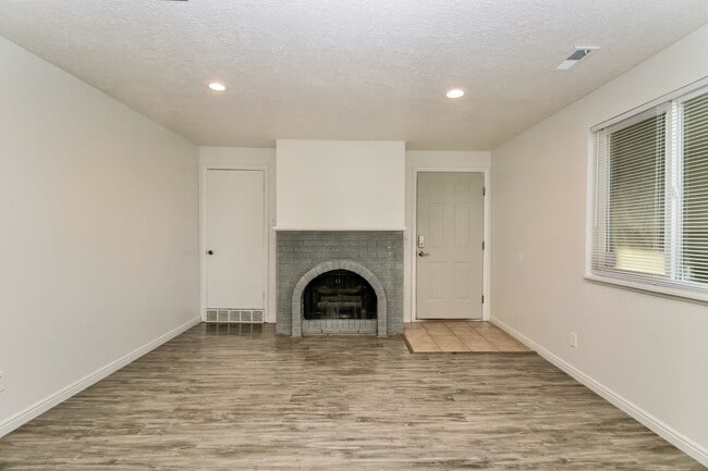 Building Photo - Cozy 2 Bed, 1 Bath and Pet-Friendly Home w...