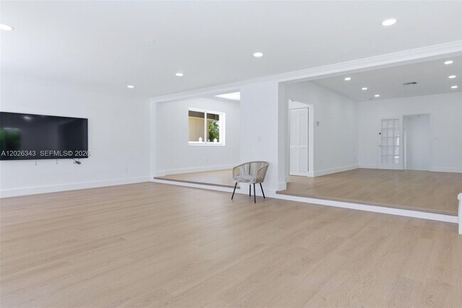Building Photo - 1510 S Treasure Dr
