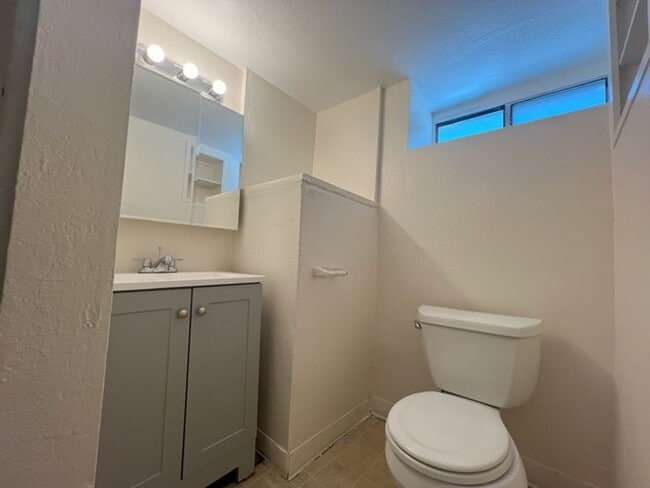 Building Photo - FI418-YA