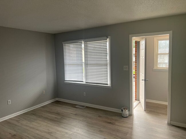 Building Photo - UPDATED 2 BEDROOM TOWNHOUSE WITH COMMUNITY POOL