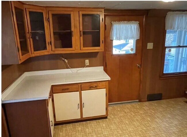 Cabinets in kitchen - 1112 N 7th St