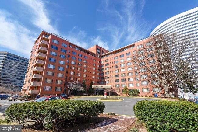 Building Photo - 1121 Arlington Blvd