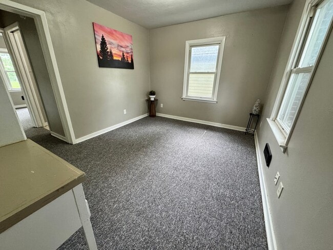 Building Photo - 2 bed, 1 bath home for rent in Hudson available IMMEDIATELY