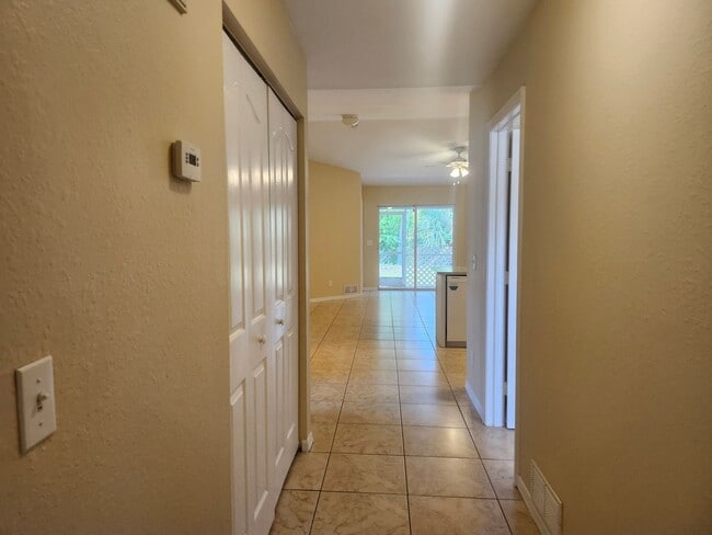 Building Photo - 3 bedroom 2 bath 1 car garage duplex