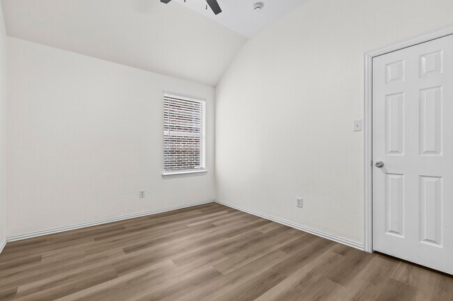 Building Photo - Lake Ridge