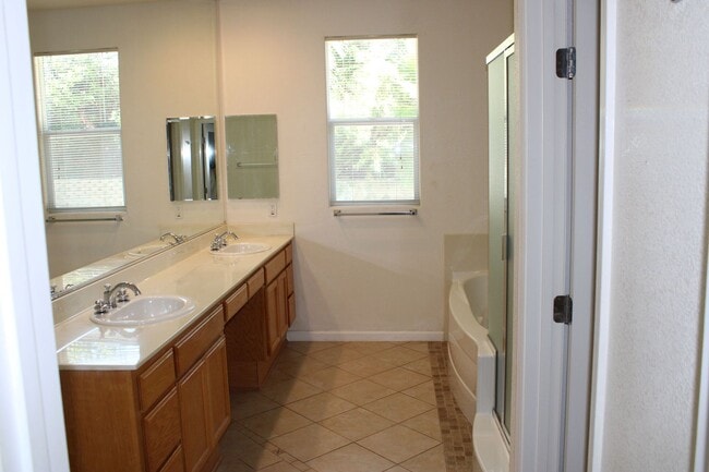 Building Photo - Luxury Living
