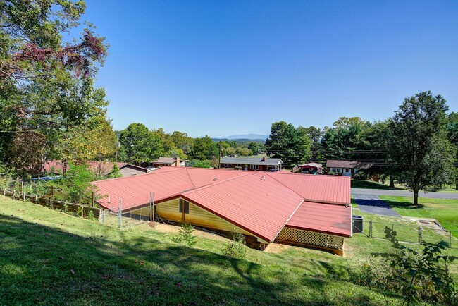Building Photo - Very nice 4 bed 3 and a half bath home close to Boone Lake