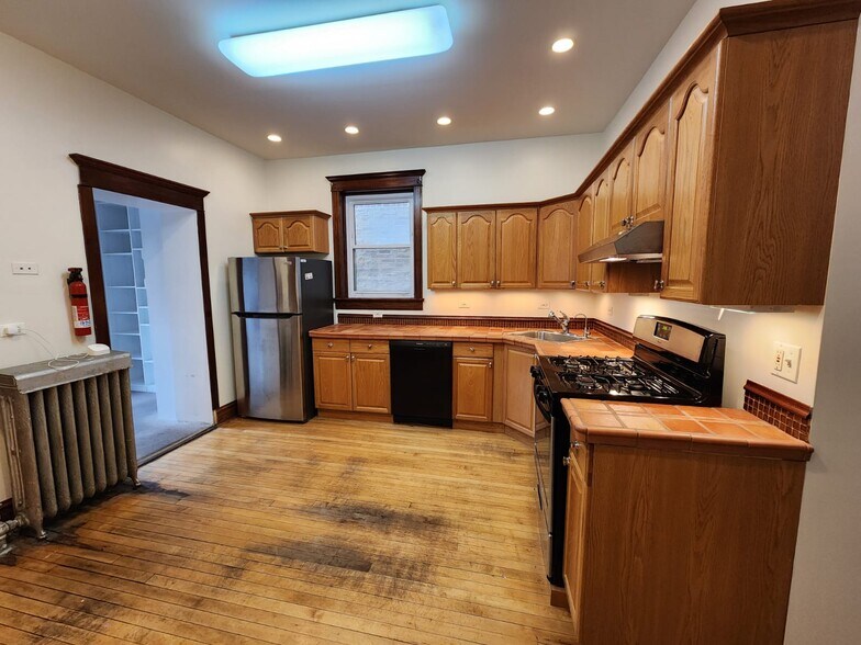 Kitchen - 1012 N Oakley Blvd
