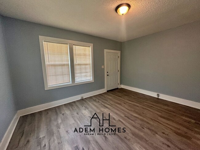 Building Photo - Spacious 2 Bedroom Home in a Central Location!! - (Duplex)