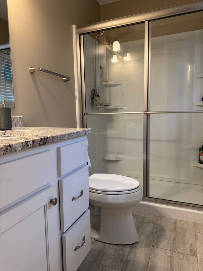 Building Photo - Stunning 4 Bed, 3 Bath Home with Backyard ...