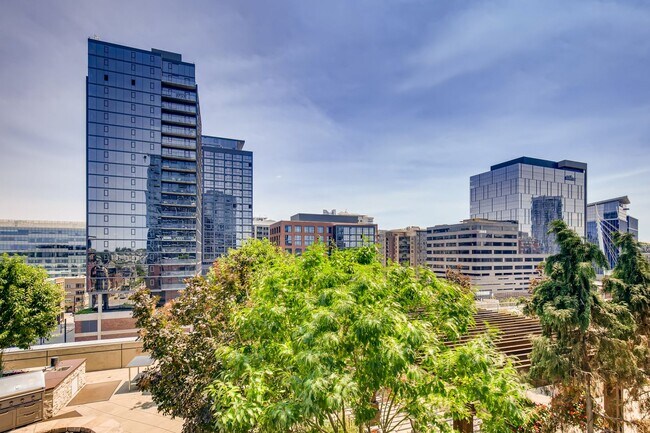 Building Photo - INCREDIBLE Riverfront Park Condo- 1BD/1BA ...