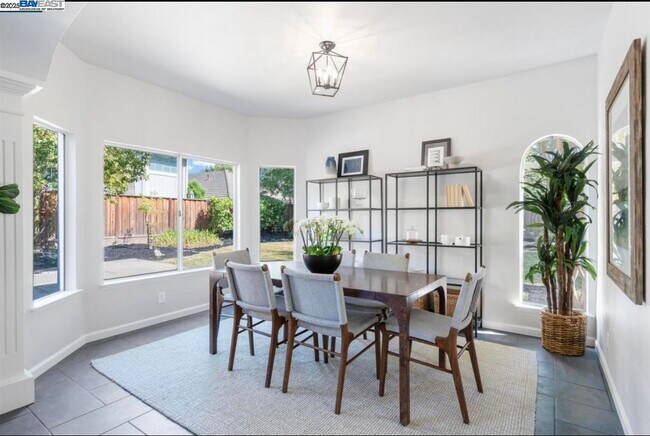 Building Photo - 5 Stuart Pl