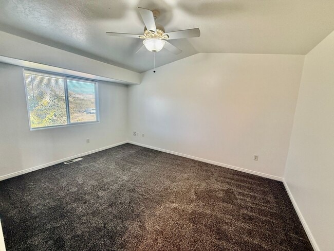 Building Photo - 3 Bedroom/ 2.5 Bath Townhome in Hawk Hollow