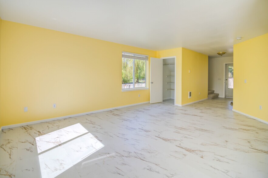 Building Photo - 705 5th Ave