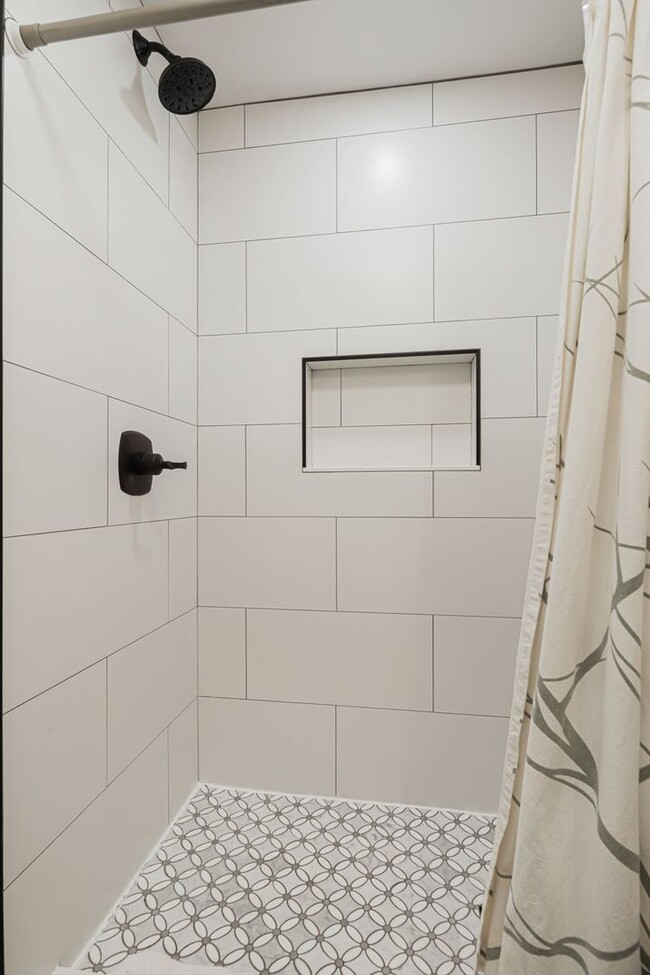 Building Photo - Longview Road