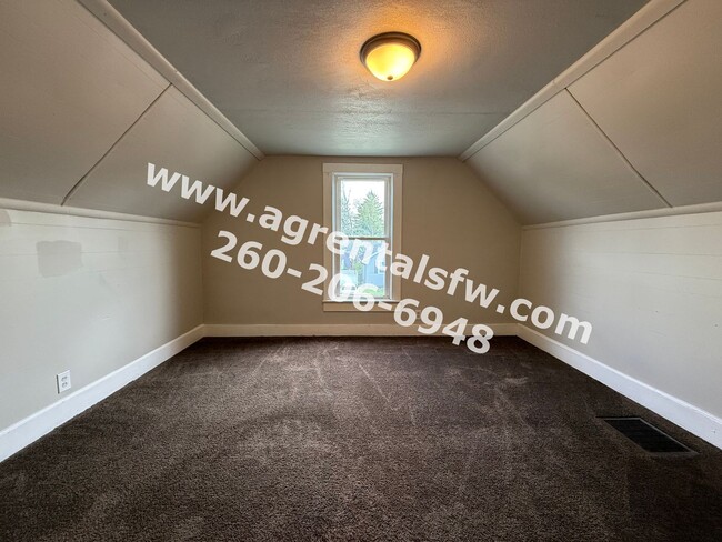Building Photo - 3 Bedroom House