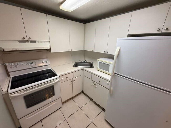 Building Photo - 606 W 81st St