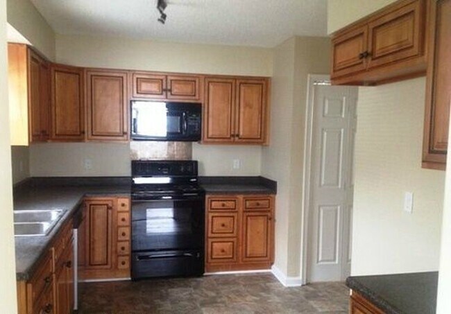 Building Photo - COMING SOON 3 BEDS/2 BATHS!